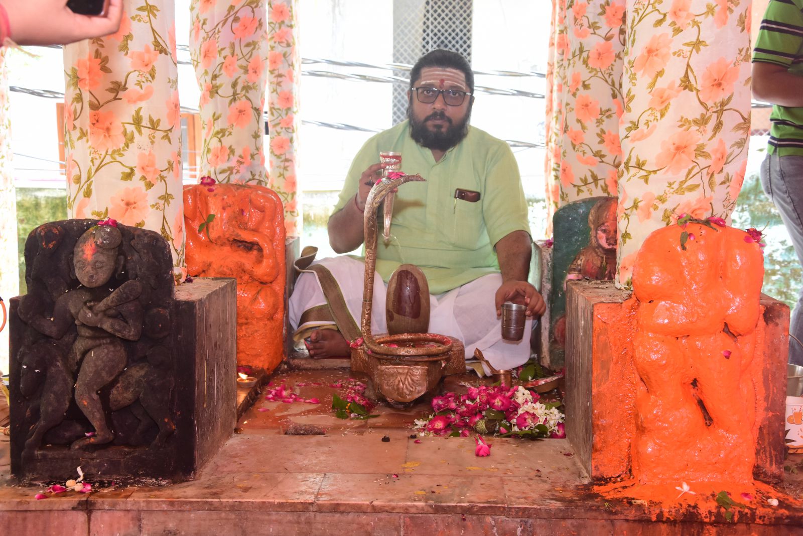 बाबा मुक्तेश्वरनाथ  का अभिषेक 