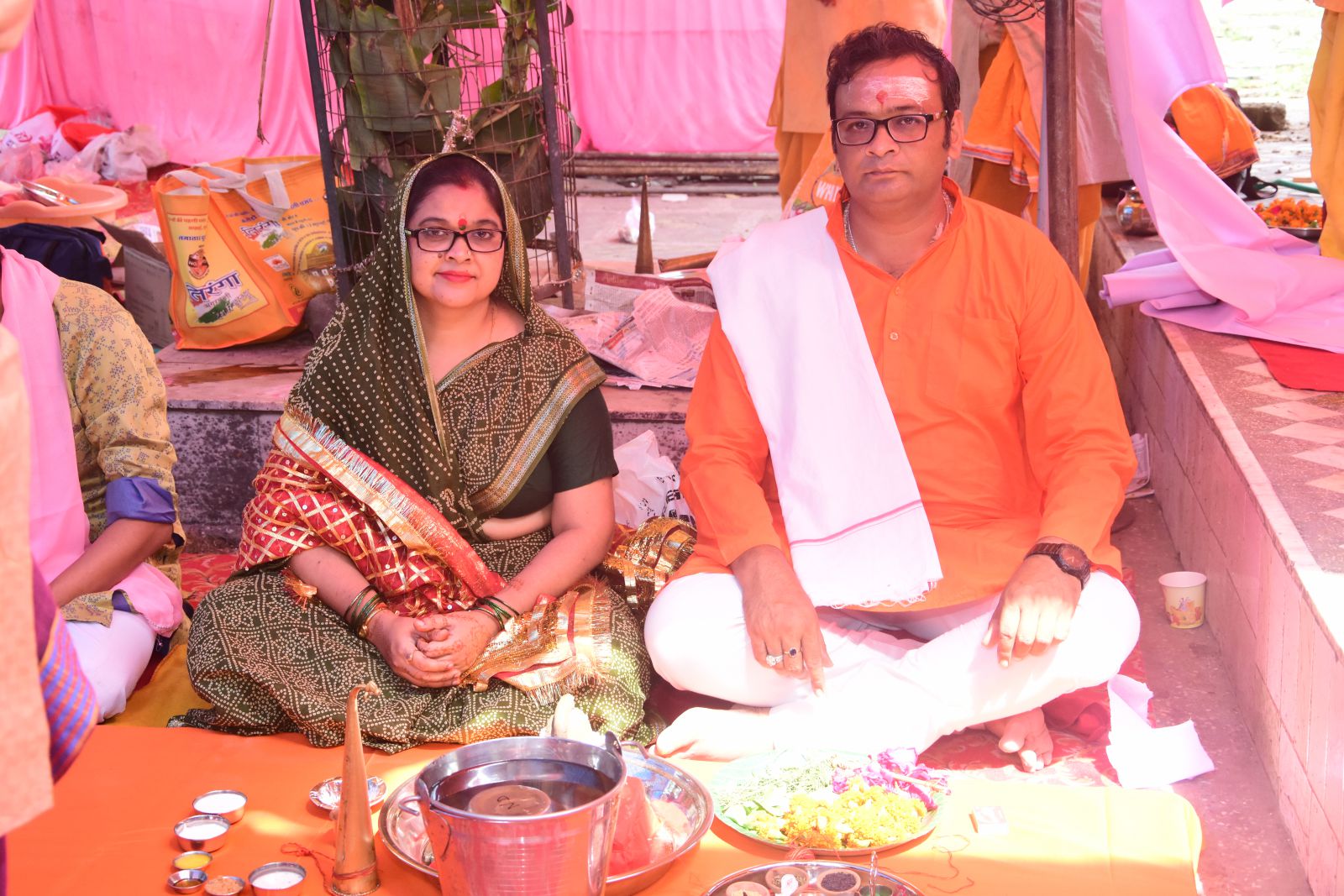 श्रीमती एवं श्री आशीष सक्सेना 